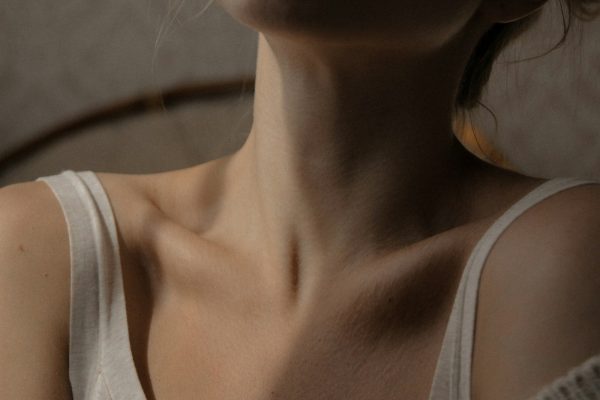 Прикраси під виріз сукні: довжина ланцюжка, масштаб і баланс образу — Послідовне рішення для повсякденної ситуації